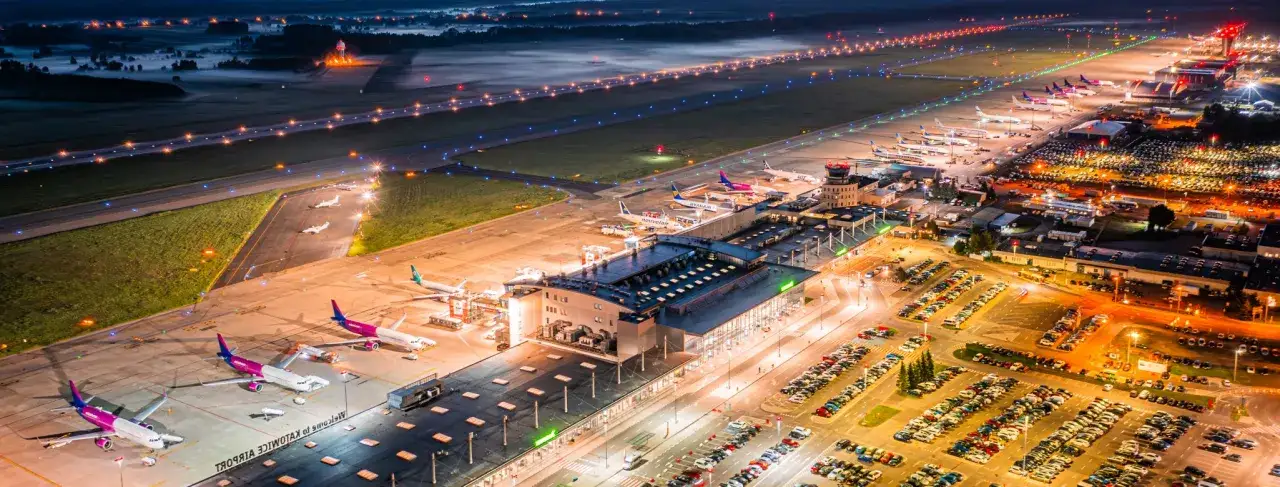 pasażer na pustym terminalu lotniska w nocy