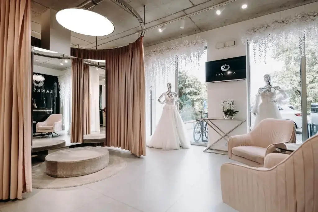 wnętrze salonu sukien ślubnych przymiarka