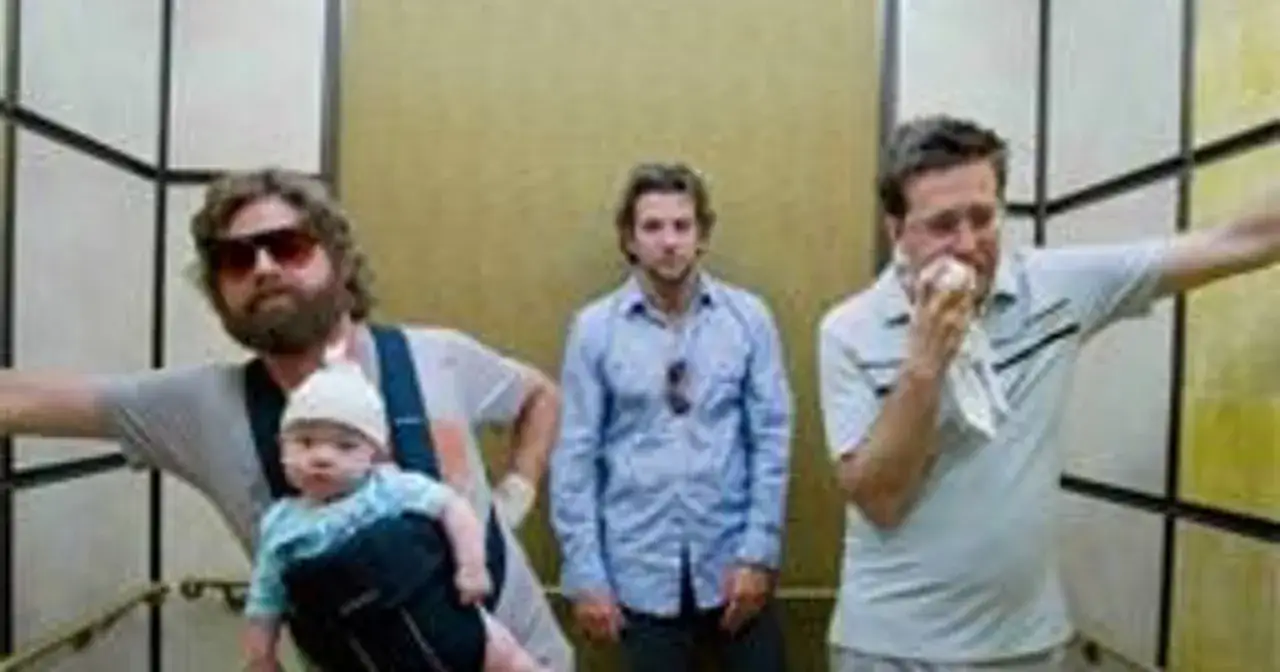 Kac Vegas obsada: Alan z dzieckiem w chuście, w środku Bradley Cooper, a po prawej Ed Helms.