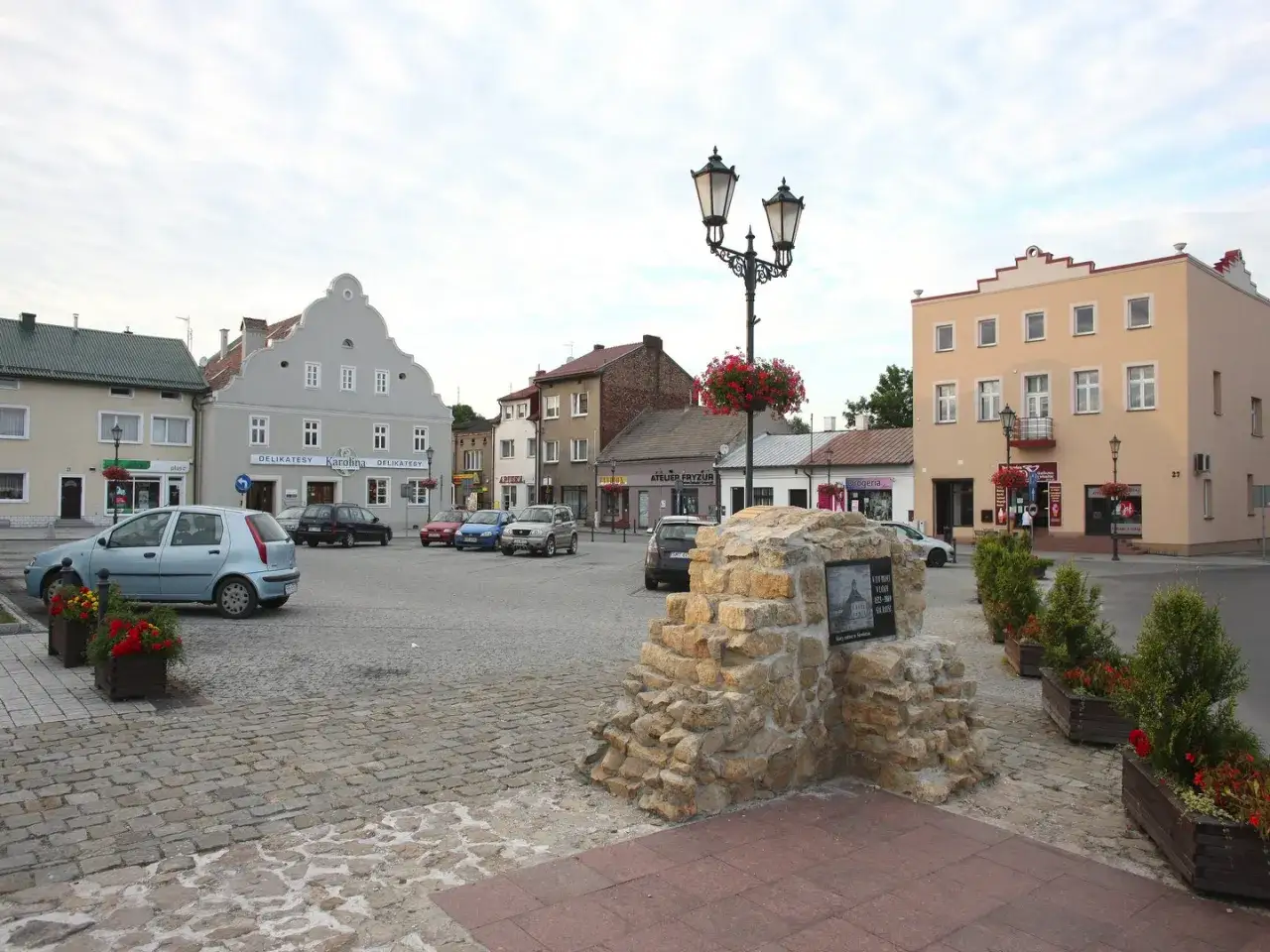 Zarys ratusza Siewierz rynek