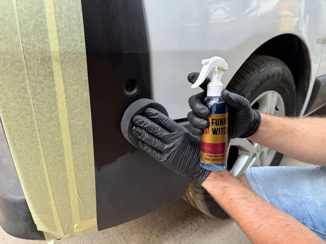 Rękawiczki i gąbka aplikują czernidło do zderzaków, przywracając mu głęboki kolor.
