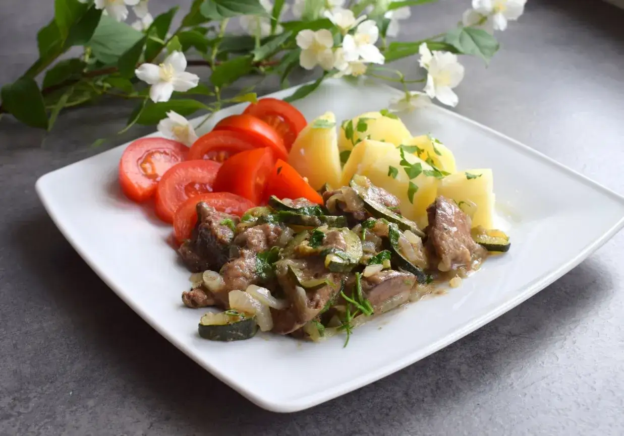 Wątr&oacute;bka drobiowa z warzywami i ziołami