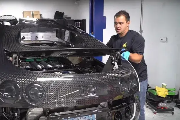 Bugatti Chiron wymiana oleju demontaż