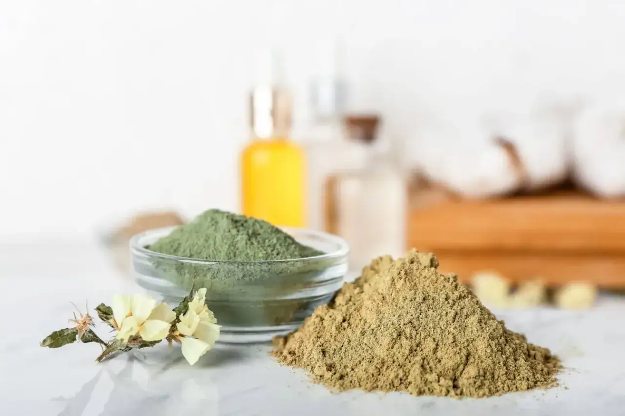 Naturalne zioła do koloryzacji włosów: amla, indigo, katam