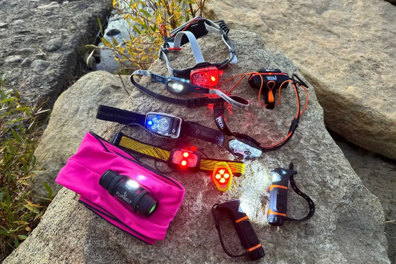 R&oacute;żnorodne czoł&oacute;wki do biegania i latarki, gotowe na nocne przygody.