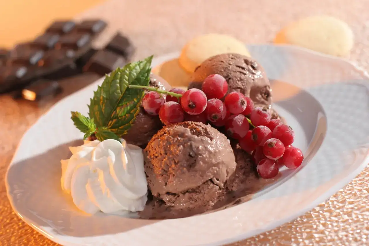 Jak zrobić lody czekoladowe w domu? Pyszne, domowe lody czekoladowe z porzeczkami i bitą śmietaną.