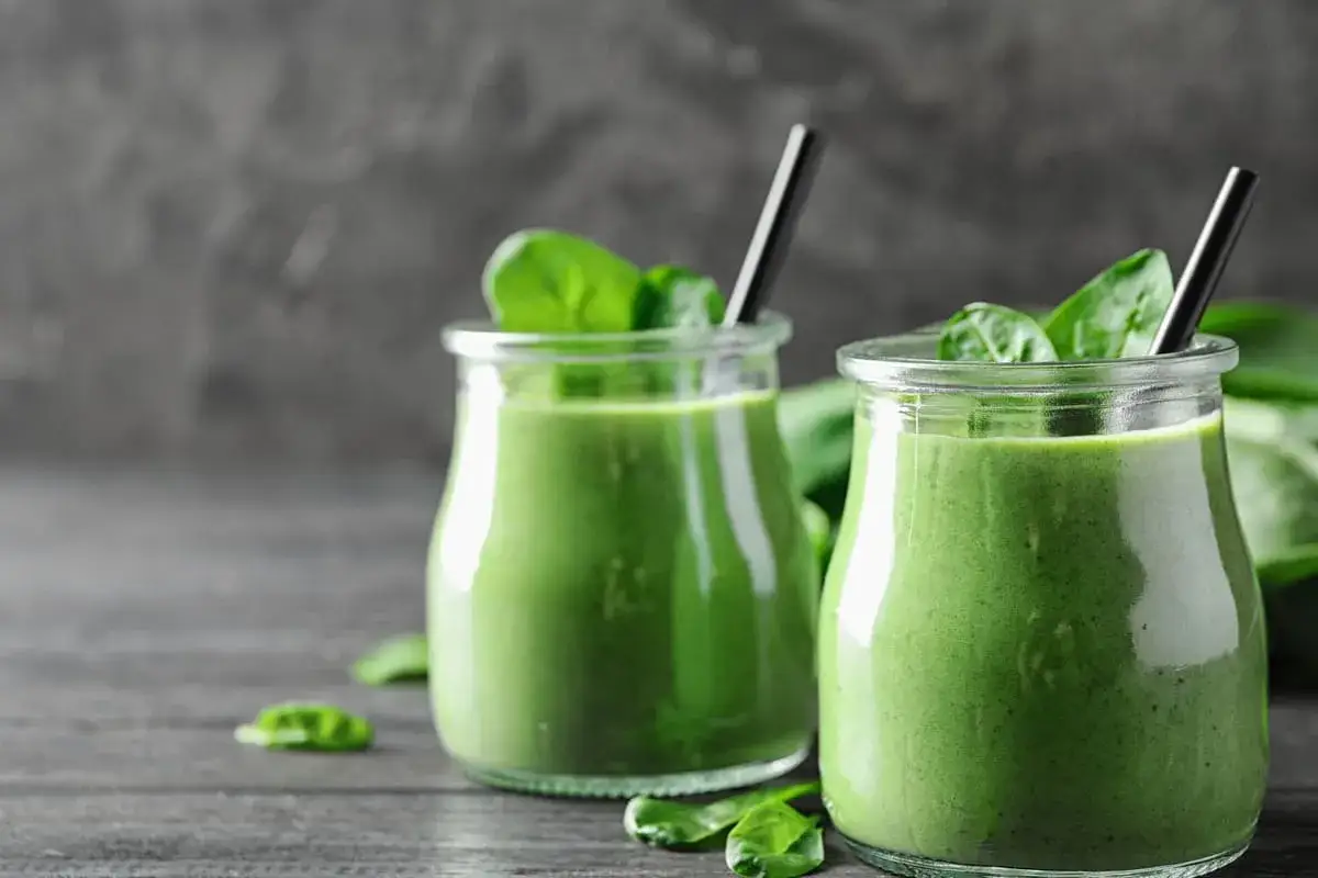 różnokolorowe zdrowe smoothie w szklankach