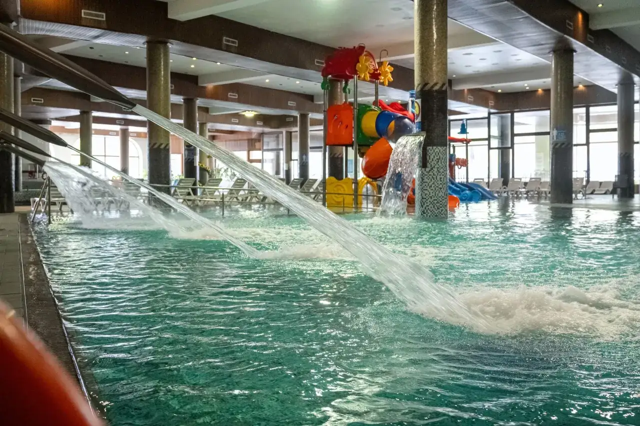 Wodospady i zjeżdżalnie w aquaparku. Zastanawiasz się, ile kosztuje nocleg w hotelu Gołębiewski?