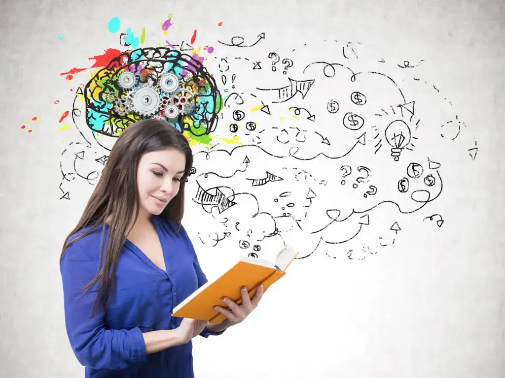 Osoba ucząca się z fiszkami lub mapą myśli