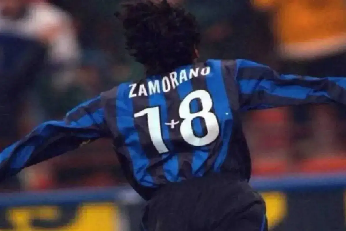Piłkarz z numerem 12, Ivan Zamorano, w niebiesko-czarnej koszulce Interu.