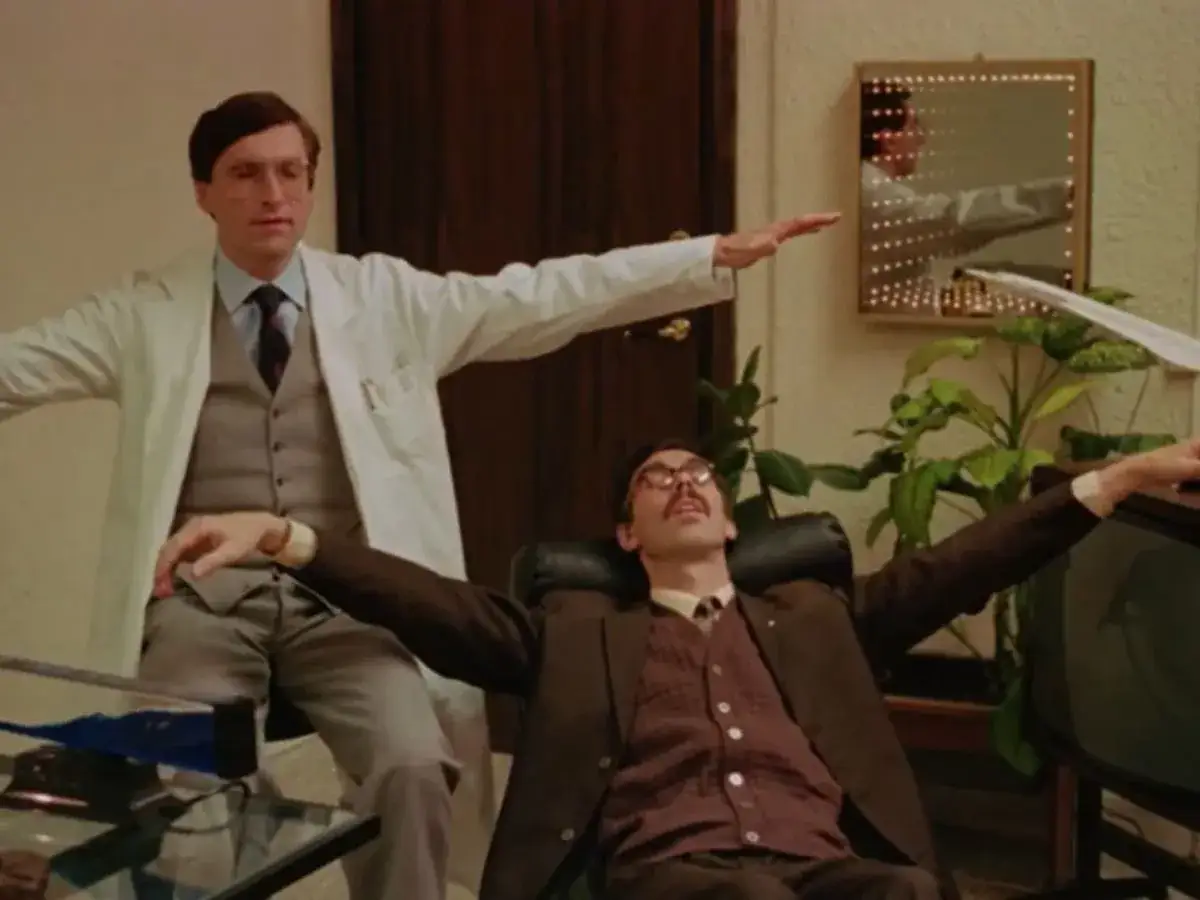 Kadr z polskiego filmu komediowego, np. 