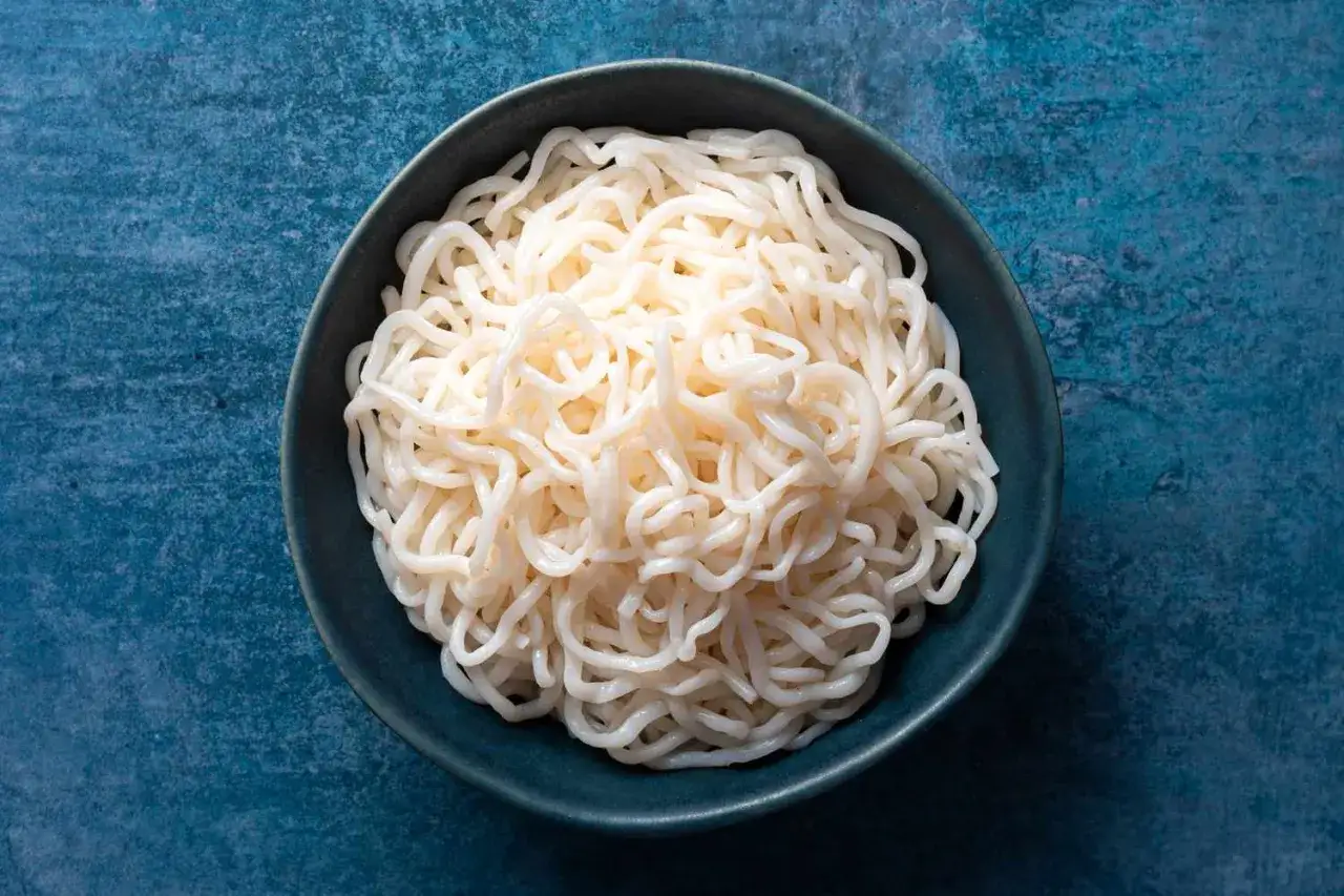 Misternie ułożony makaron konjac w misce. To świetny spos&oacute;b, by dowiedzieć się, konjac co to jest i jak może wzbogacić dietę.