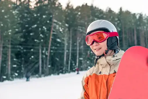 Snowboardzista w kasku i goglach