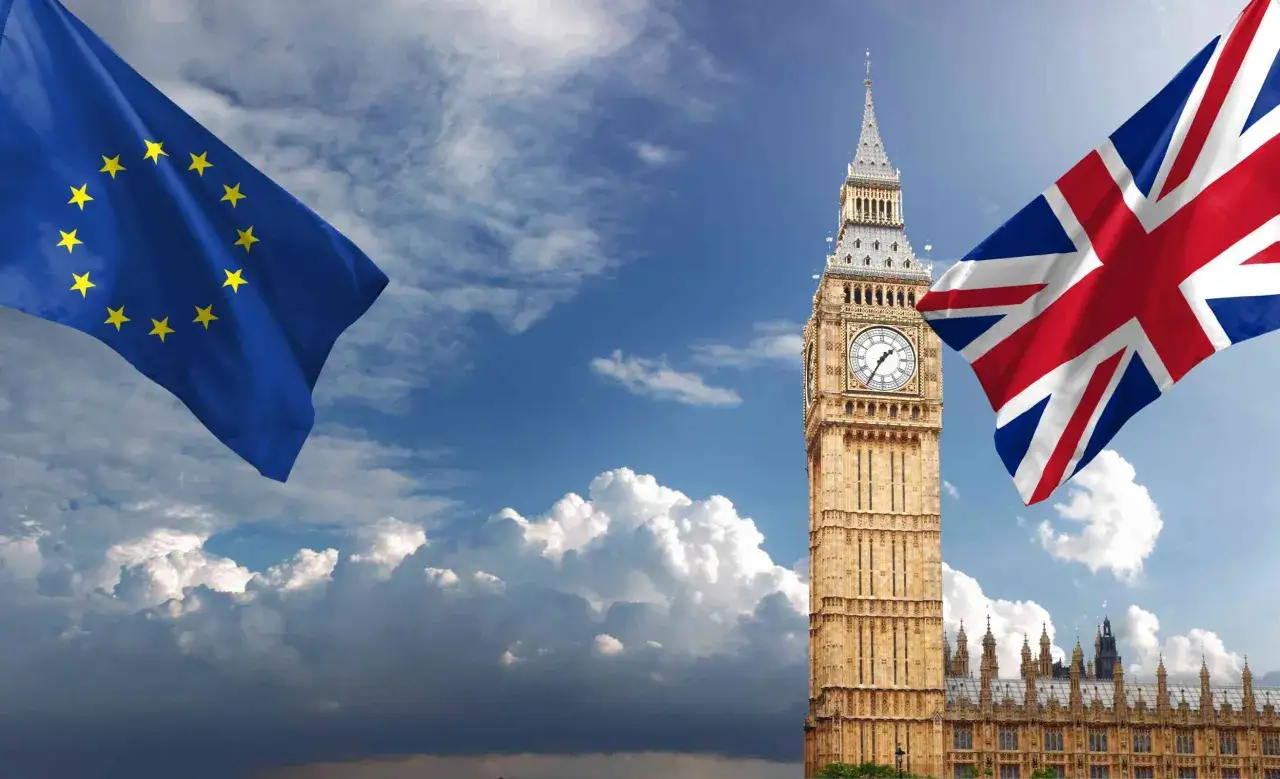 Flaga UE i Wielkiej Brytanii na tle Big Bena. Zastanawiasz się, ile można przewieźć tytoniu do UK po Brexicie?