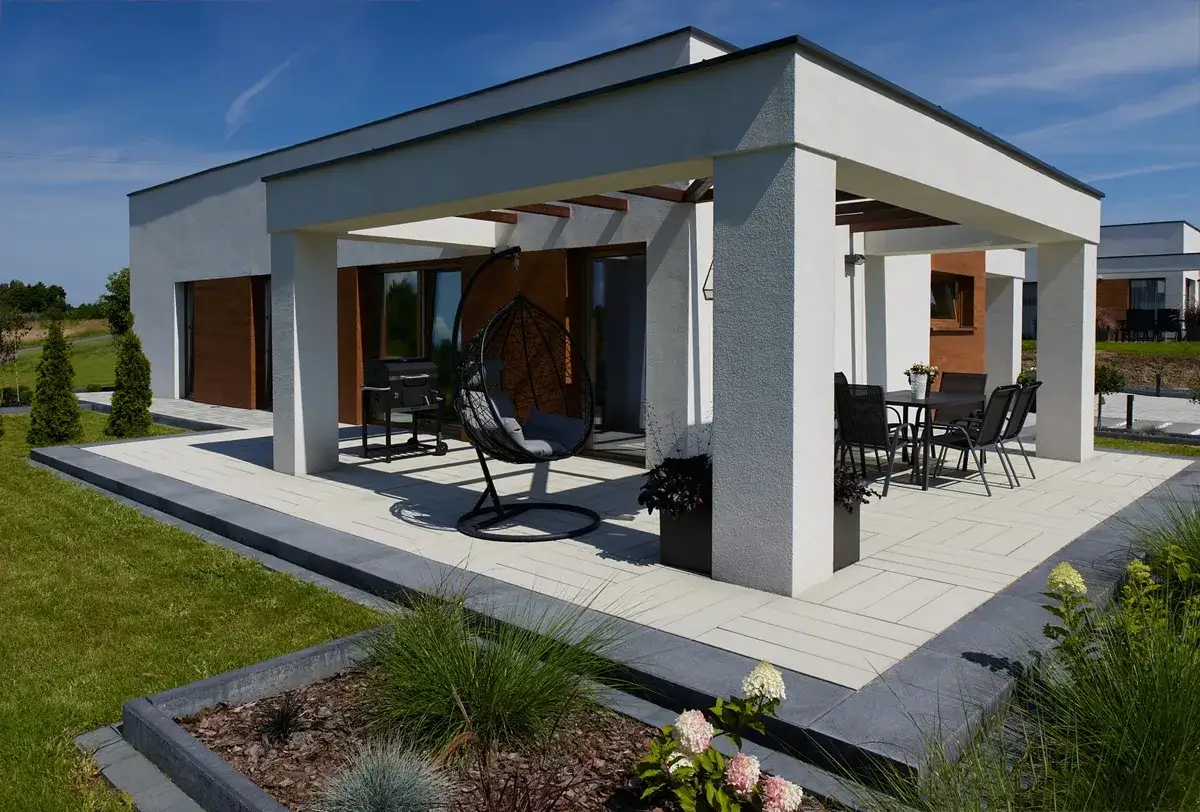 Nowoczesny taras z ogrodem