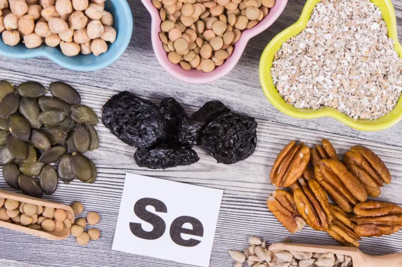 Ziarna dyni, orzechy pekan, suszone śliwki i soczewica to produkty bogate w **selen na co** dzień.