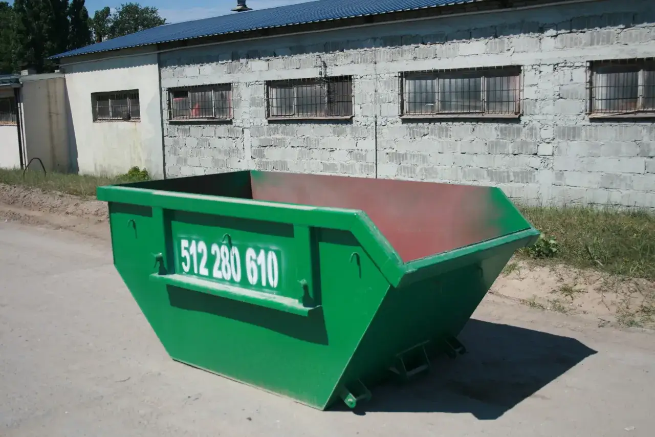 Zielony kontener na śmieci z numerem 512 280 610. Dowiedz się, ile kosztuje kontener na śmieci Warszawa.