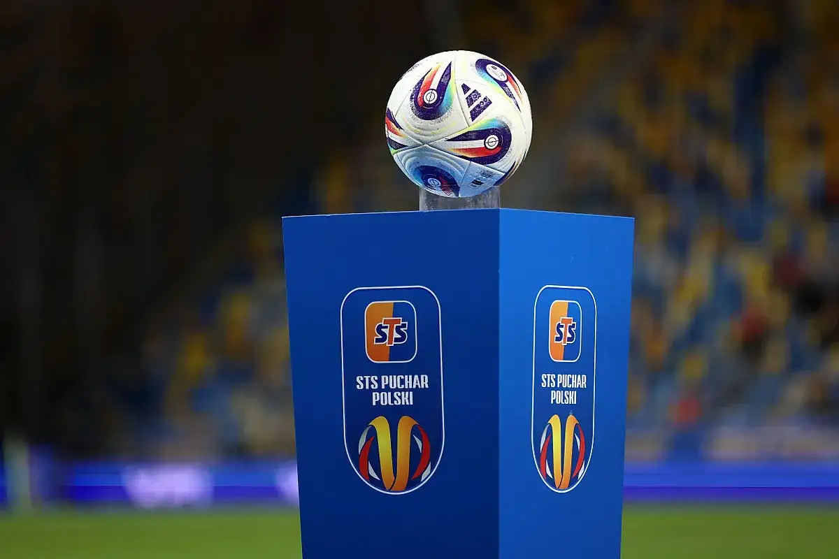 Piłkarska gala tuż tuż! Piłka na postumencie z logo STS Pucharu Polski, już czeka na moment, kiedy rusza ekstraklasa.