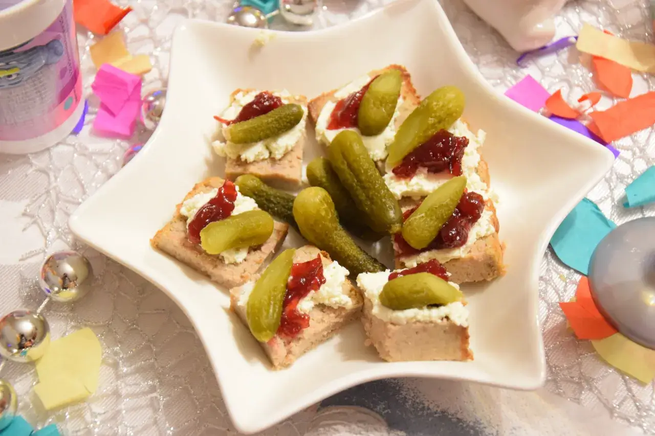 Koreczki z pasztetem, serkiem, żurawiną i ogórkiem kiszonym. Idealne, by pokazać, jak podać pasztet na imprezie.