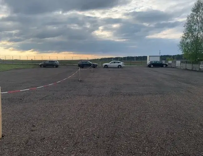 Parking przy lotnisku z widokiem na samolot