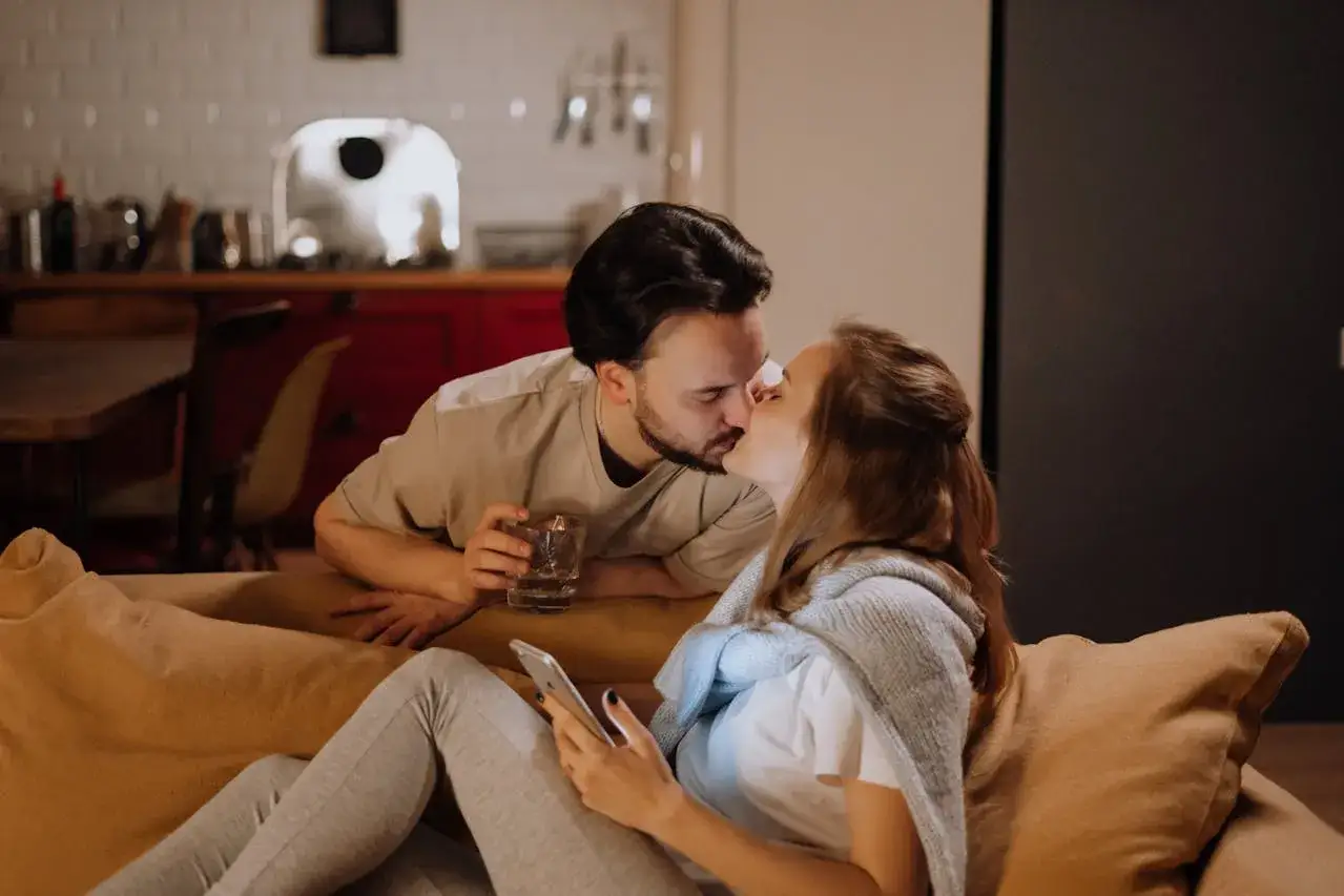 Para się całuje, trzymając drinka. Ona przegląda telefon. Czy to początek romansu, czy tylko **sex z przypadku**?