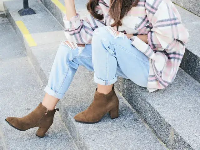 Stylizacje z botkami i wąskimi spodniami