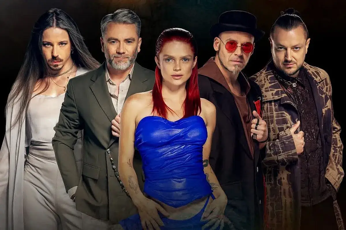 Pięcioro artyst&oacute;w, w tym kobieta w niebieskiej kreacji, gotowych do wyłonienia **voice of poland 2025**.