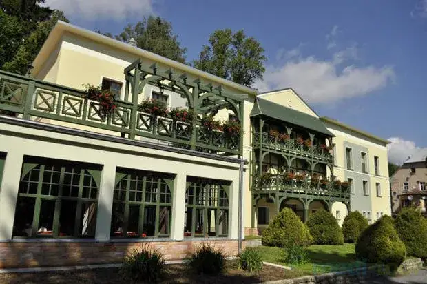 Zdjęcie Sanatorium Dąbrówka Długopole-Zdrój: Historia, zabiegi i opinie gości