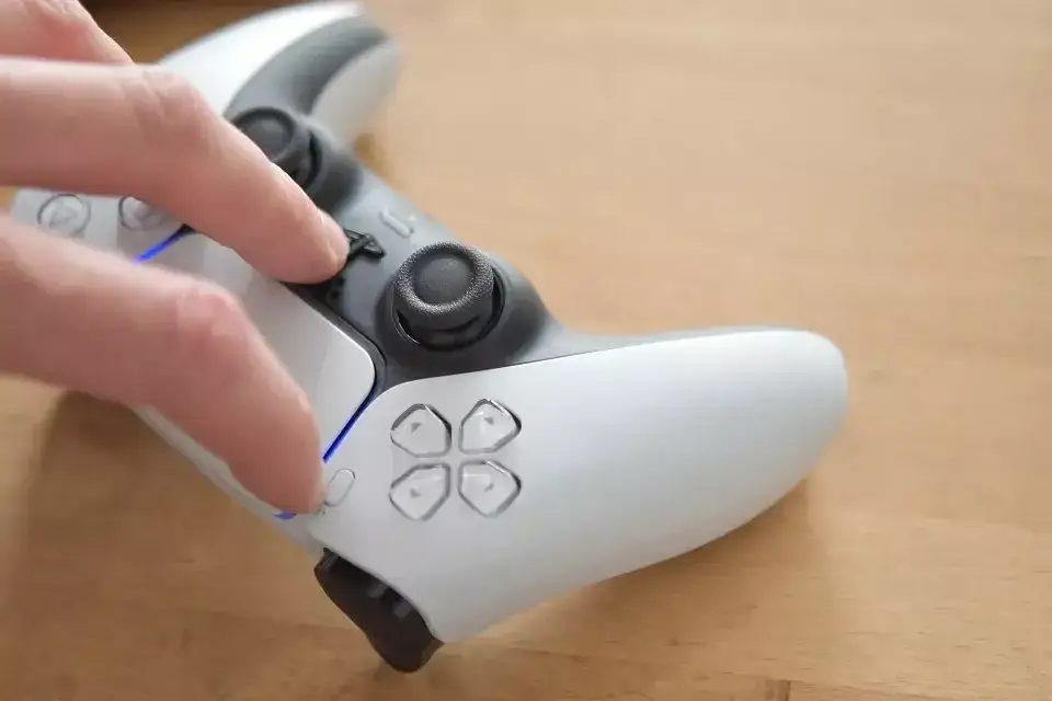 Zdjęcie Jak podłączyć pada PS5 do PC przez kabel i uniknąć problemów z połączeniem