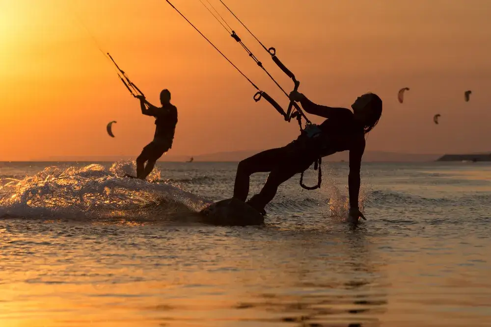 Ludzie uprawiający kitesurfing na holenderskiej plaży