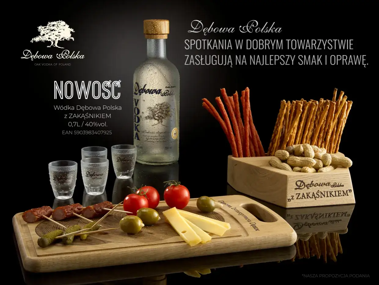 Dębowa Polska z zakąskami: idealna do picia śliwowicy. Wódka, kieliszki, kiełbaski, ser, oliwki, pomidorki, paluszki i orzeszki.
