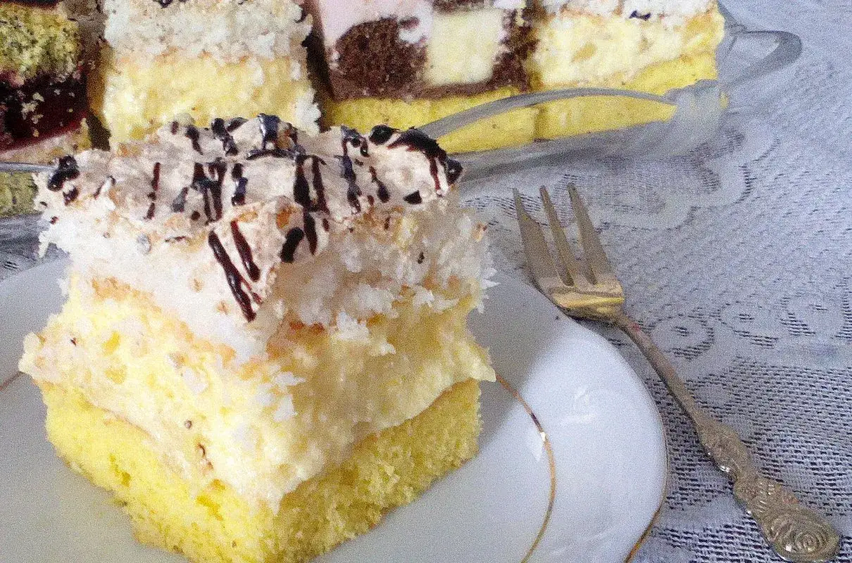 Pyszne ciasto z ananasem z puszki i budyniem, udekorowane pianką i polewą czekoladową. Idealne na deser!