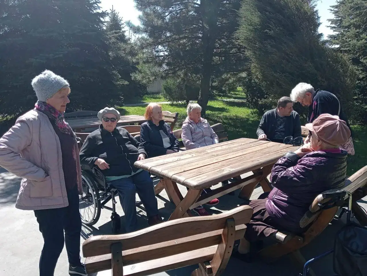 Dom seniora nad stawem, spokojna jesień życia, relaks seniorów nad wodą