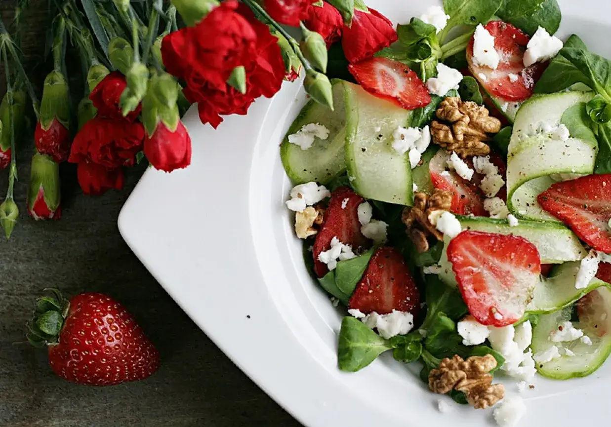 surówka z owocami i orzechami