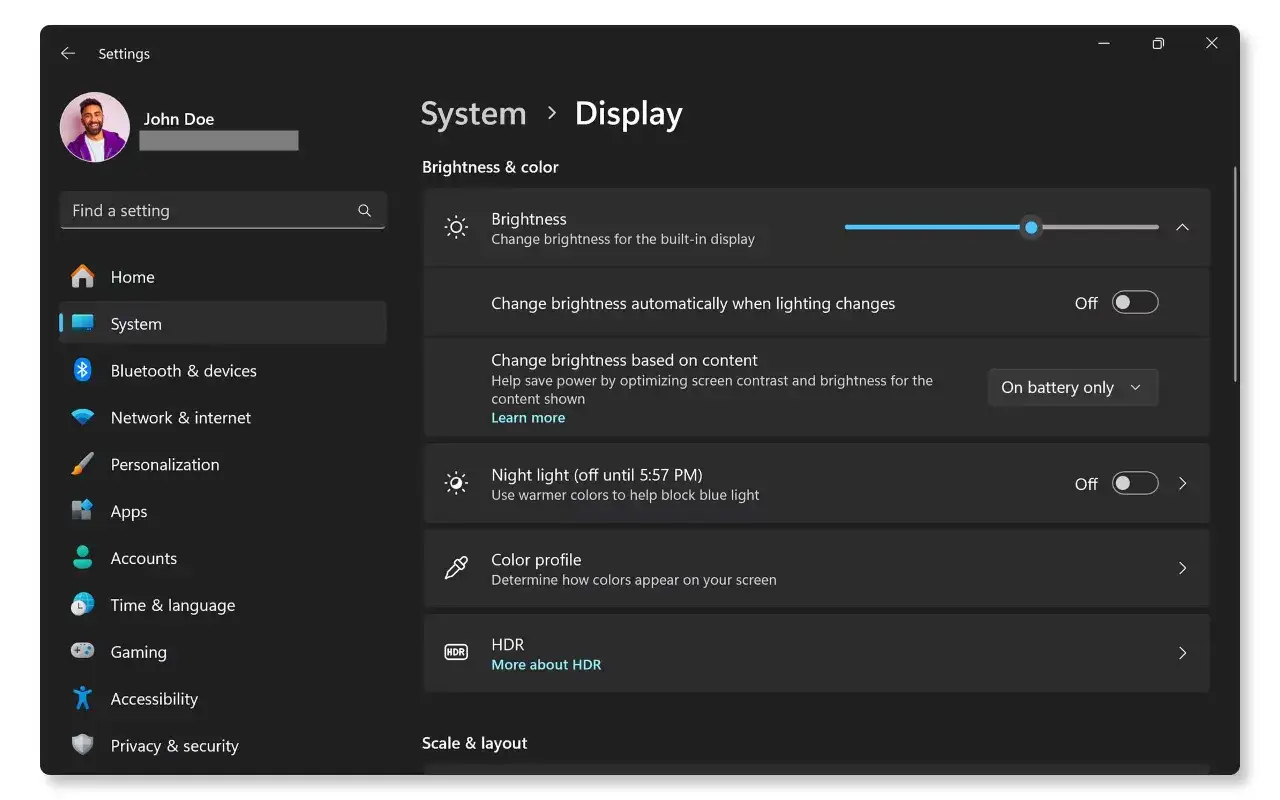Ustawienia systemu Windows 11: jak zmienić jasność ekranu. Widoczny suwak do regulacji jasności i opcje automatycznej zmiany.