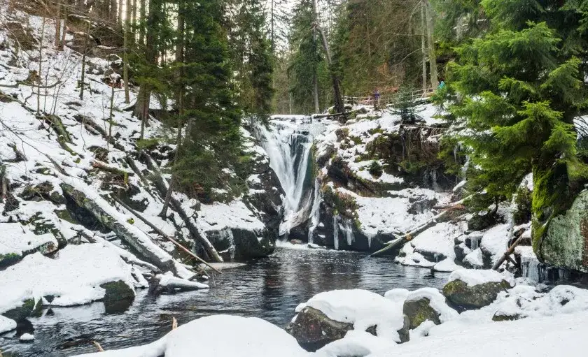 Wodospad Kamieńczyka w Karkonoszach zimą