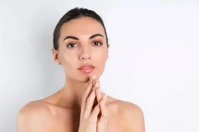 prawidłowa aplikacja kremu pod oczy technika