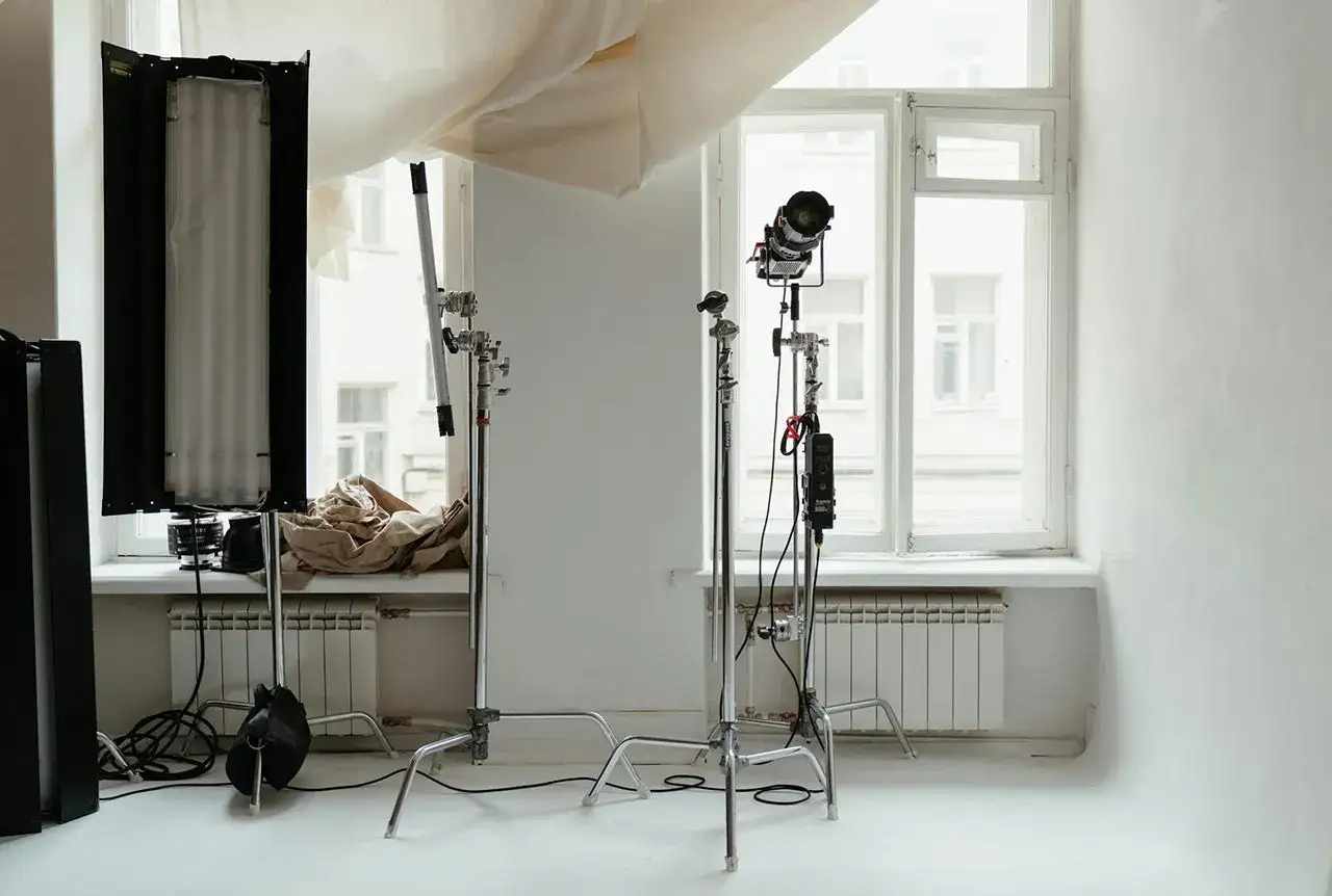 Studio z oświetleniem i statywami, idealne do nauki, jak zrobić tło do zdjęć.
