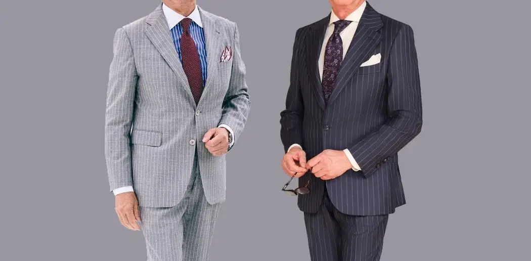 Mężczyzna w granatowym garniturze i koszuli w delikatne prążki