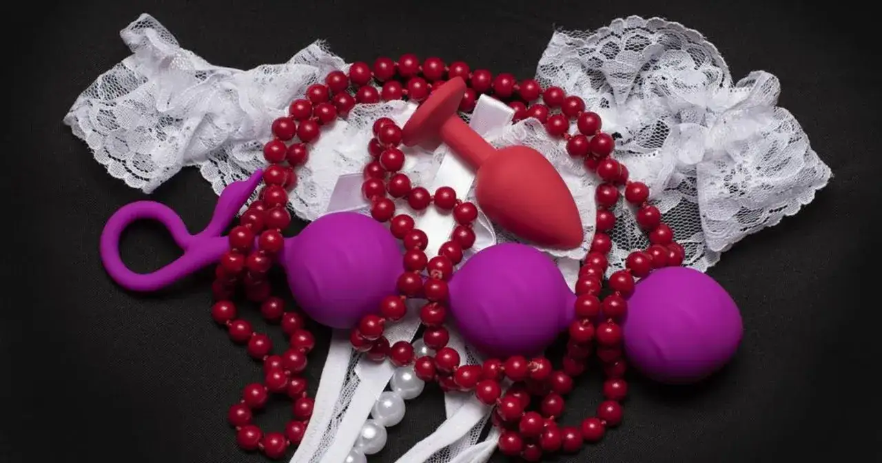Akcesoria do intymnych zabaw: korale, wibrator, plug analny i koronka. Jak przygotować się do seksu analnego?