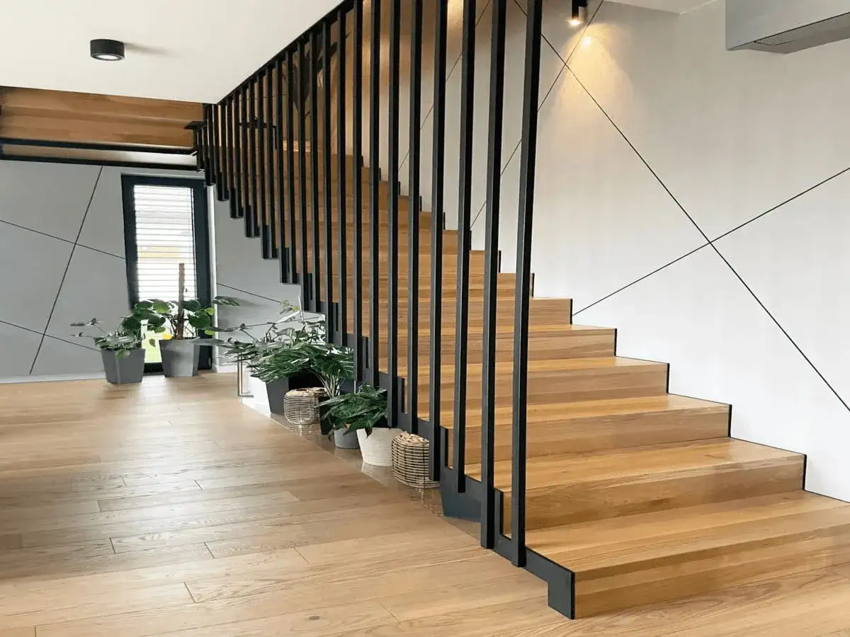 Schody betonowe wykończone drewnem