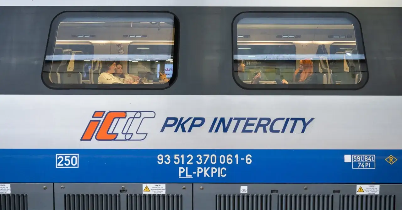 Pasażerowie w pociągu PKP Intercity jadącym ze Szczecina do Warszawy.