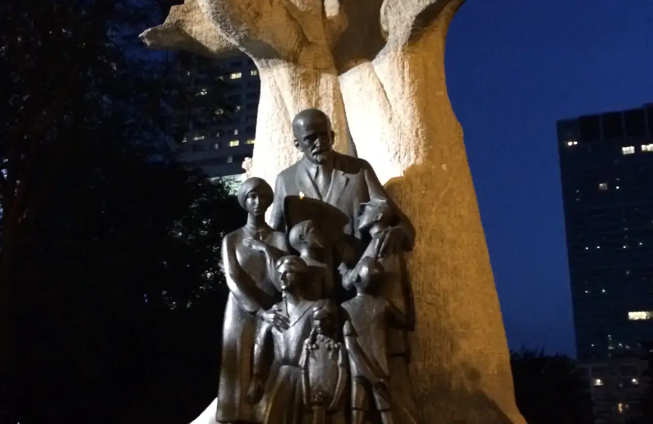 Pomnik rodziny, jakby z książki 