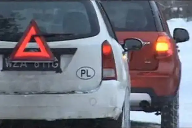 trójkąt ostrzegawczy na holowanym samochodzie