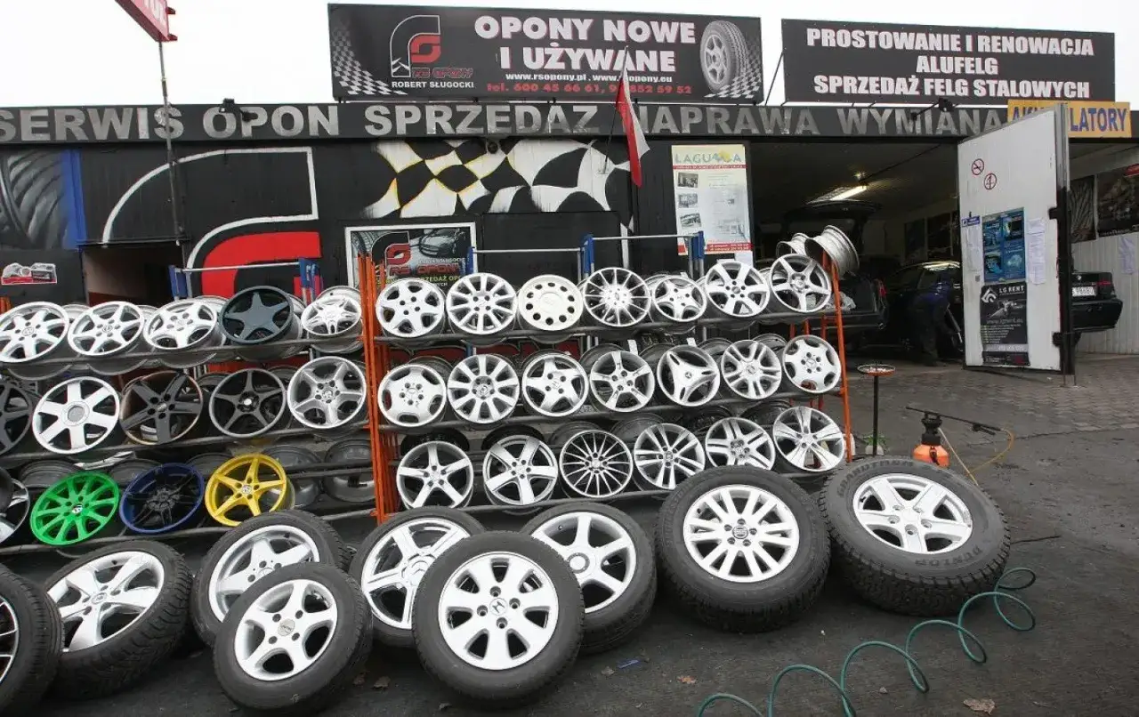 Duży wybór felg aluminiowych i stalowych. Dowiedz się, ile kosztuje wymiana opon i alufelgi w tym serwisie.