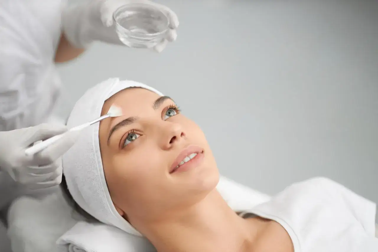 zabiegi kosmetyczne na rozświetlenie cery, peeling chemiczny, mikrodermabrazja