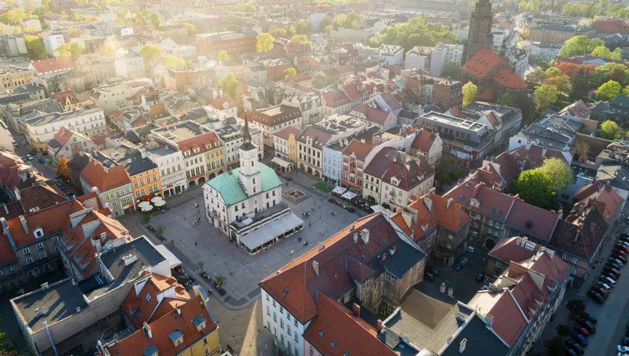 Widok z lotu ptaka na gliwicki rynek z ratuszem. W tle kamienice, które mogą wpływać na ceny mieszkań Gliwice.