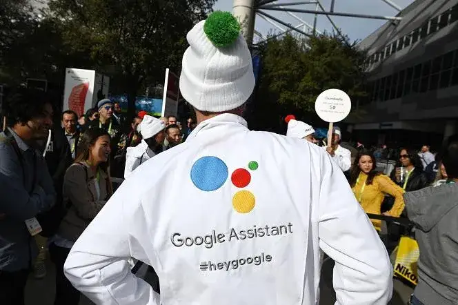 Osoba śmiejąca się z Asystenta Google