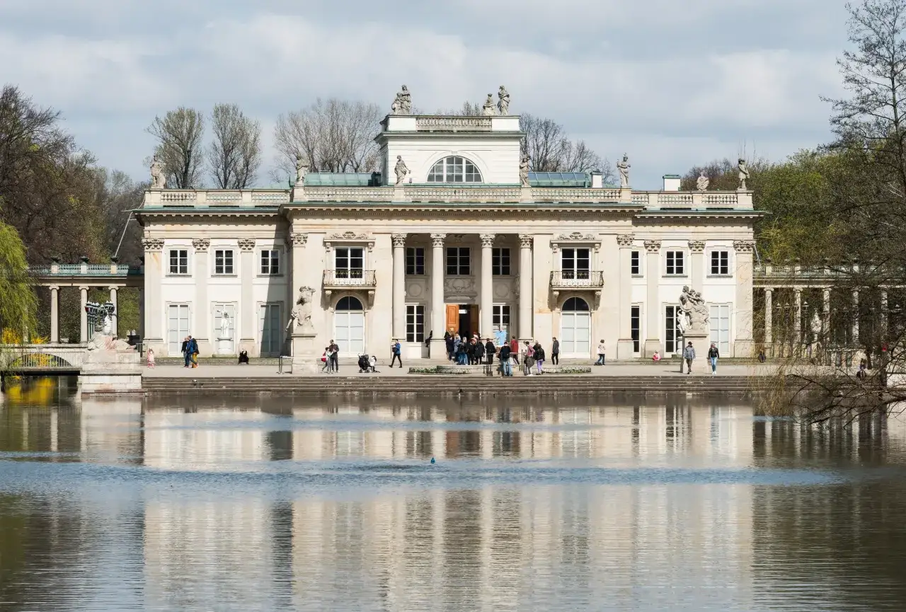 Pałac na Wyspie, symbol tego, kiedy powstały Łazienki Królewskie, odbija się w wodzie.