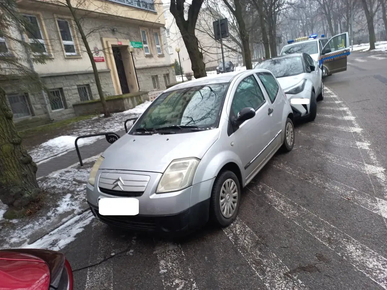 Samochód straży miejskiej na drodze obok bloku. Czy straż miejska może interweniować na terenie wspólnoty mieszkaniowej?